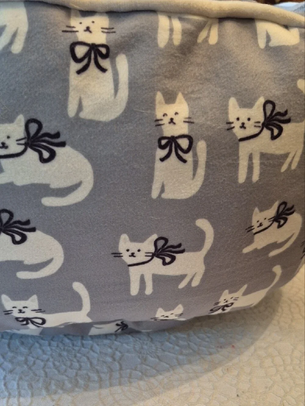 Plush Gray Cat Print Round Pet Bed - Soft Cozy Sleeping Nest